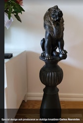 Staty i Trä med ståtligt lejon
