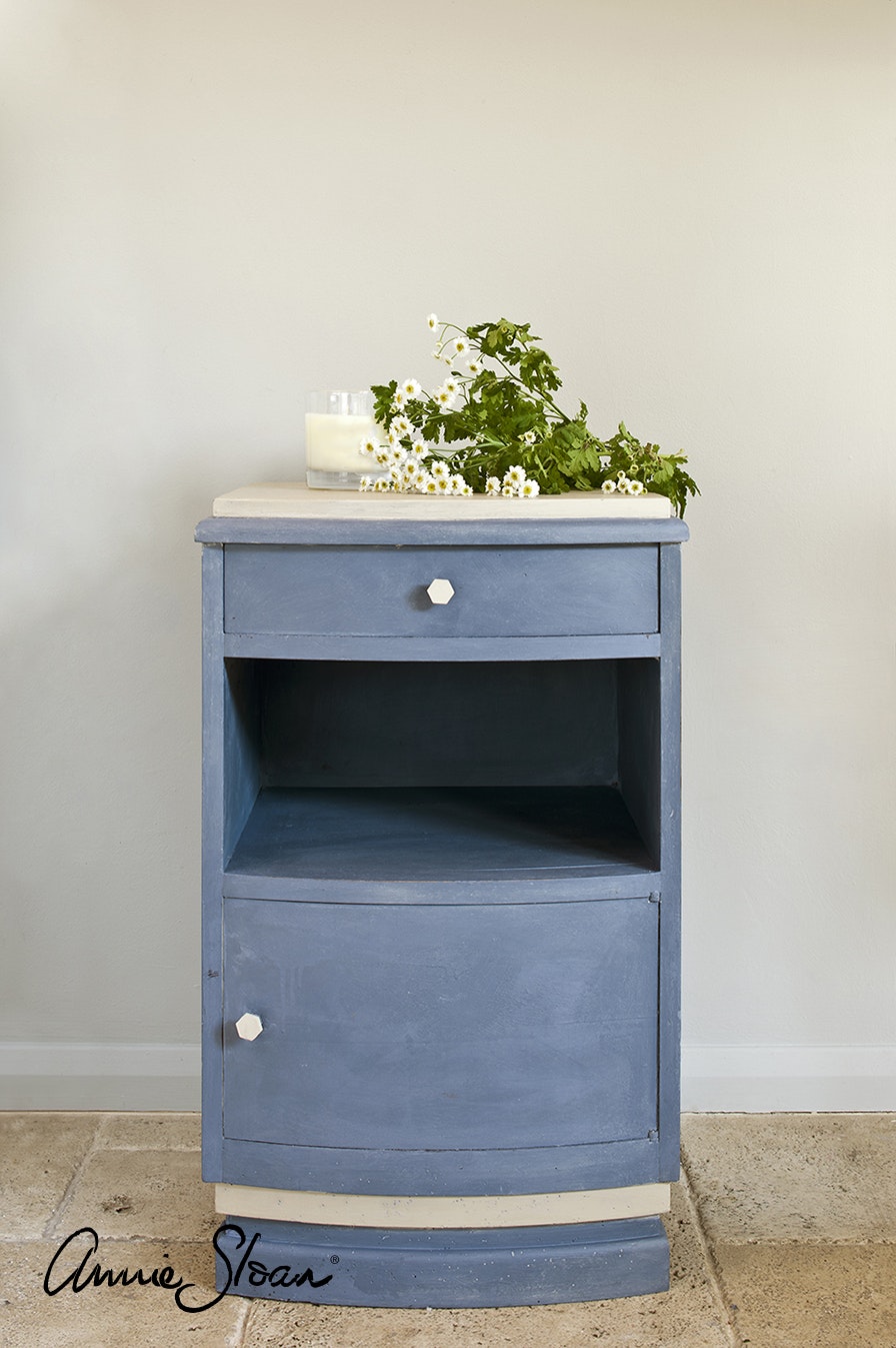 Annie Sloan Chalk paint Old Violet målat skåp interiör  Glada ungmöns diversehandel bild 5