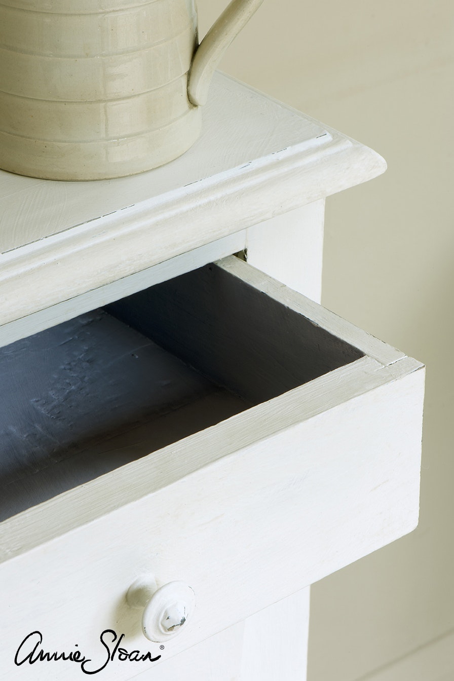 Annie Sloan Chalk paint Old White målad byrå skåp låda interiör Glada ungmöns diversehandel bild 6