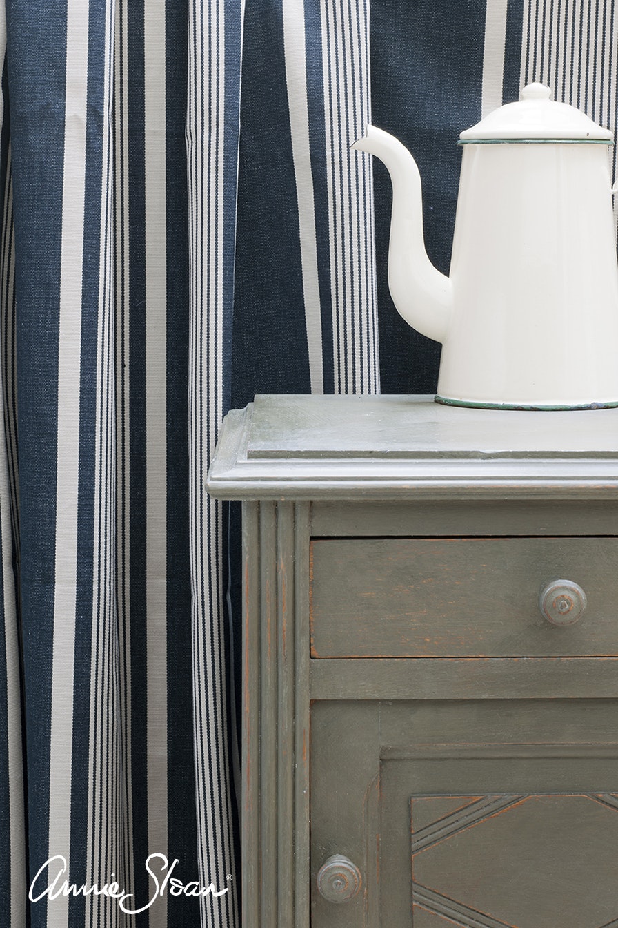 Annie Sloan Chalk paint Olive målad byrå interiör Glada ungmöns diversehandel bild 7