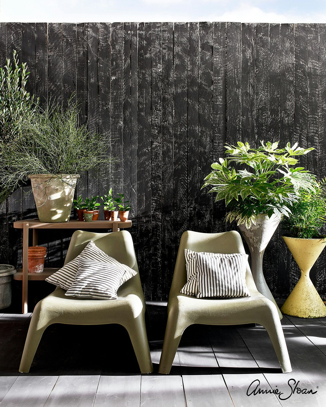 Annie Sloan Chalk paint Athenian black målad vägg interiör Glada ungmöns diversehandel bild 5