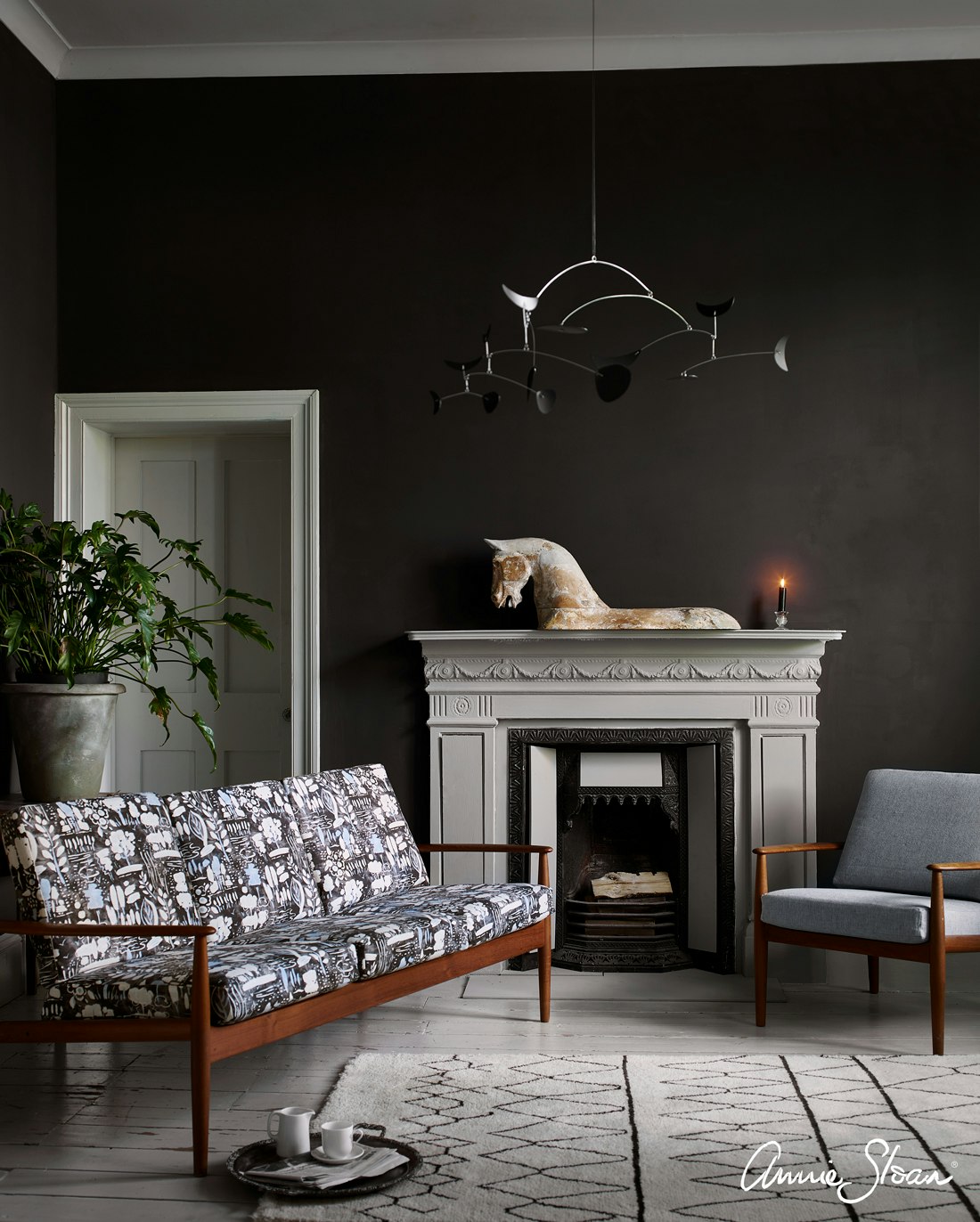 Annie Sloan Chalk paint Graphite målad vägg Glada ungmöns diversehandel bild 8