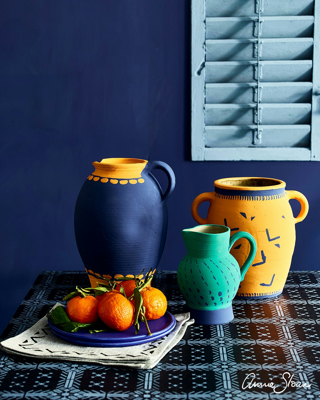 Annie Sloan Chalk paint Napoleonic Blue målad vägg interiör Glada ungmöns diversehandel bild 8