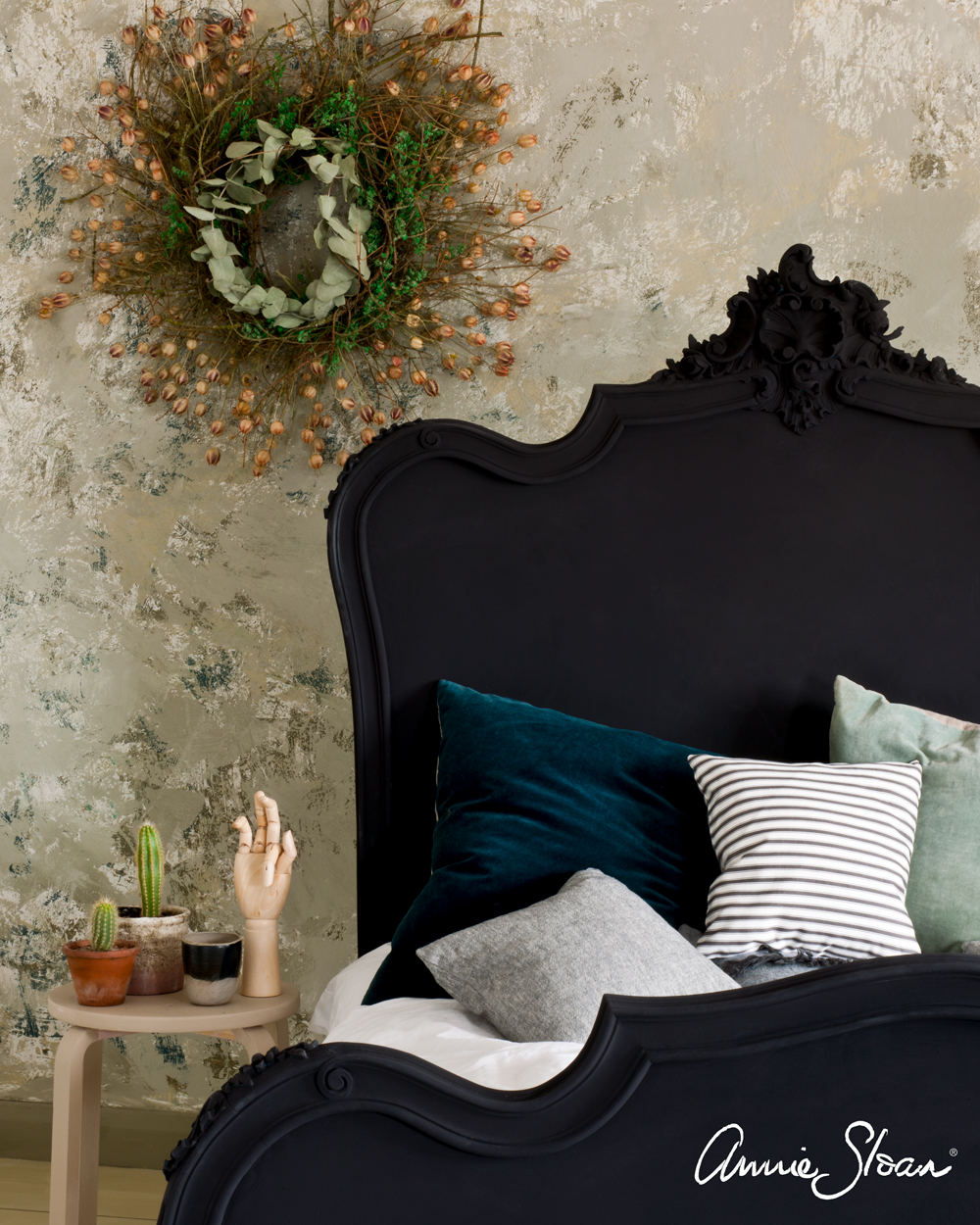 Annie Sloan Chalk paint Athenian black målad säng interiör Glada ungmöns diversehandel bild 8
