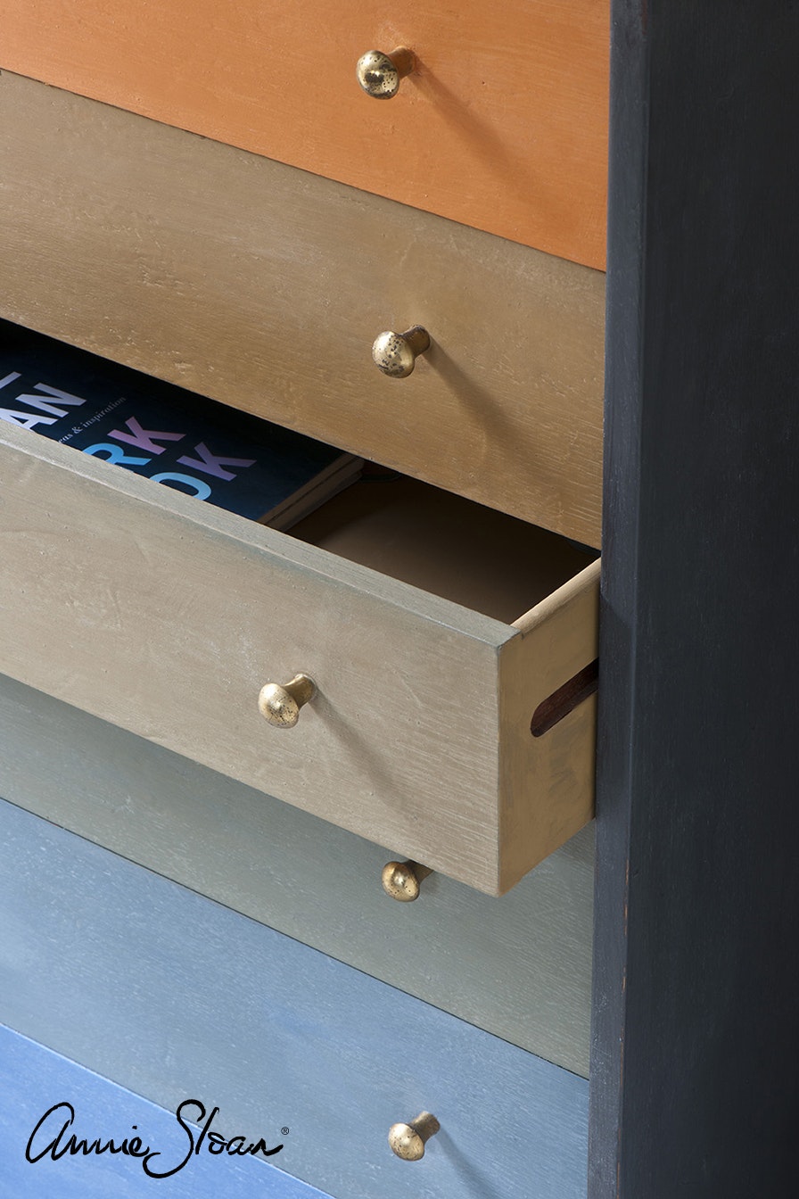 Annie Sloan Chalk paint Barcelona målat skåp Glada ungmöns diversehandel bild 9