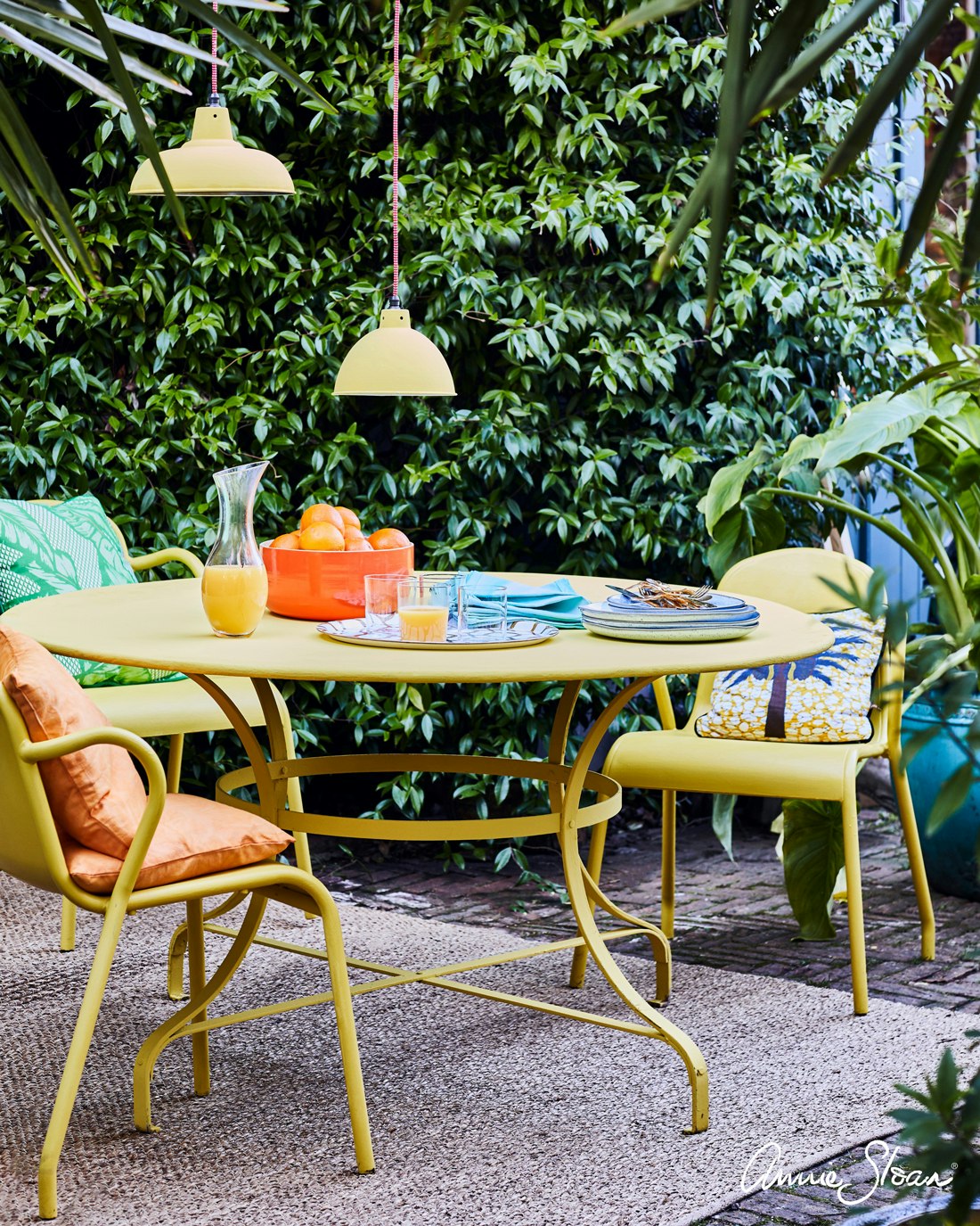 Annie Sloan Chalk paint English Yellow målad uteplats trädgård Glada ungmöns diversehandel bild 11