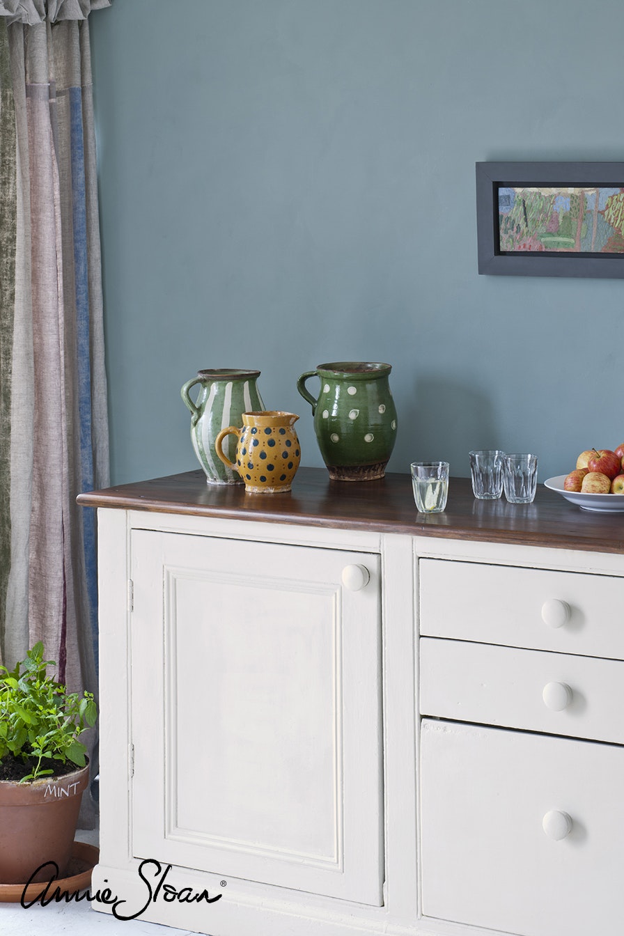 Annie Sloan Chalk paint Old White målat kök skåp interiör Glada ungmöns diversehandel bild 9
