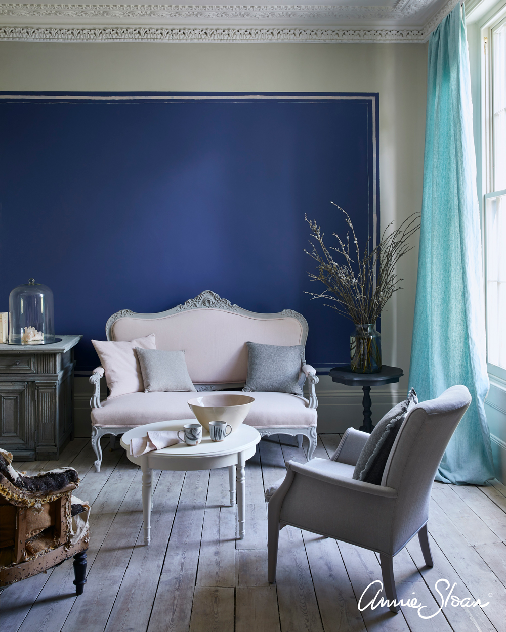 Annie Sloan Chalk paint Napoleonic Blue målad vägg interiör Glada ungmöns diversehandel bild 13