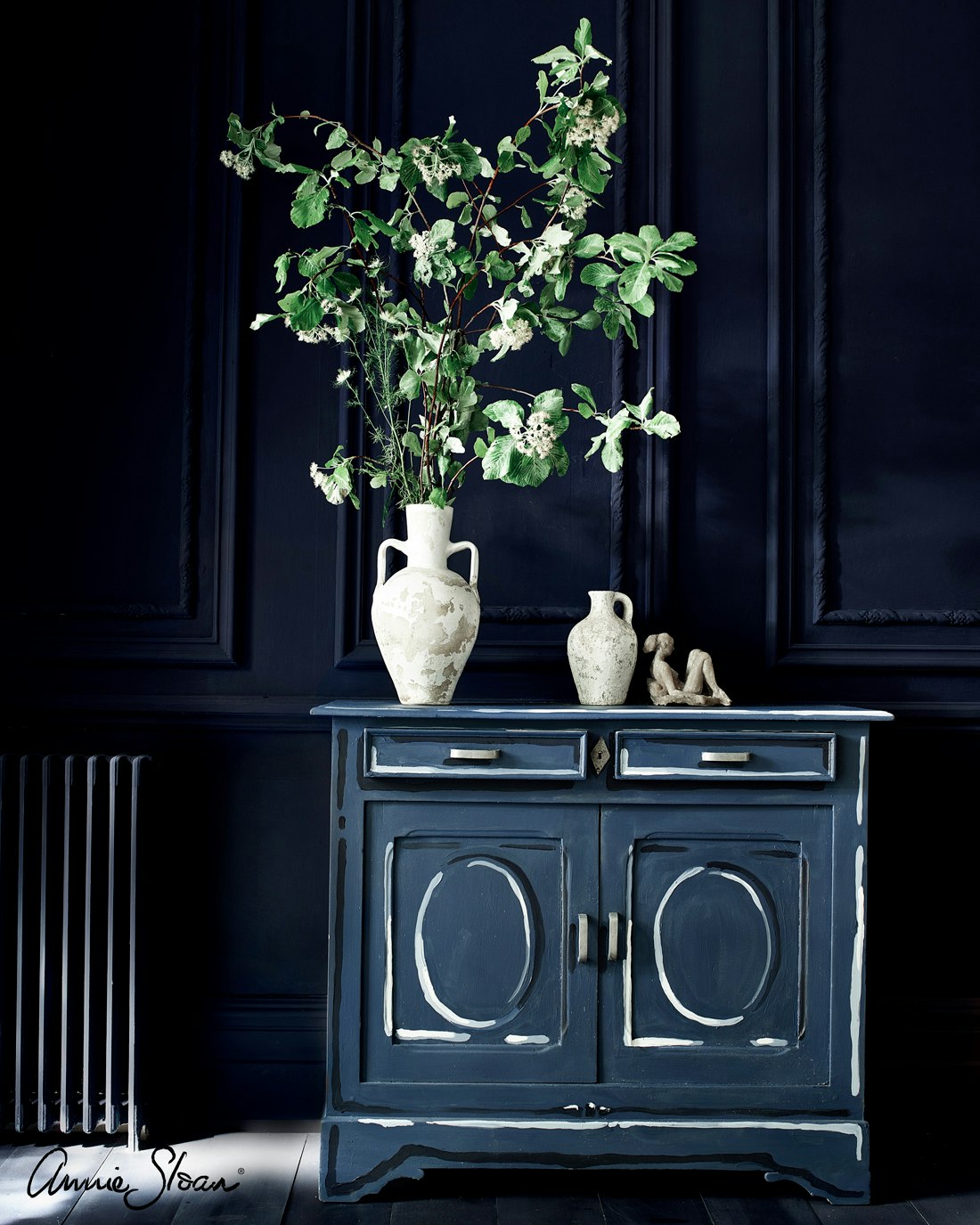 Annie Sloan Chalk paint Oxford Navy målad vägg interiör Glada ungmöns diversehandel bild 7