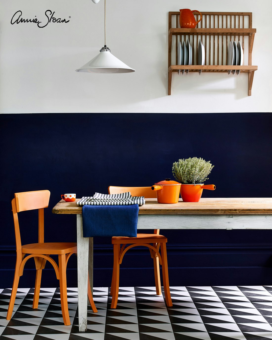 Annie Sloan Chalk paint Oxford Navy målad vägg interiör Glada ungmöns diversehandel bild 10