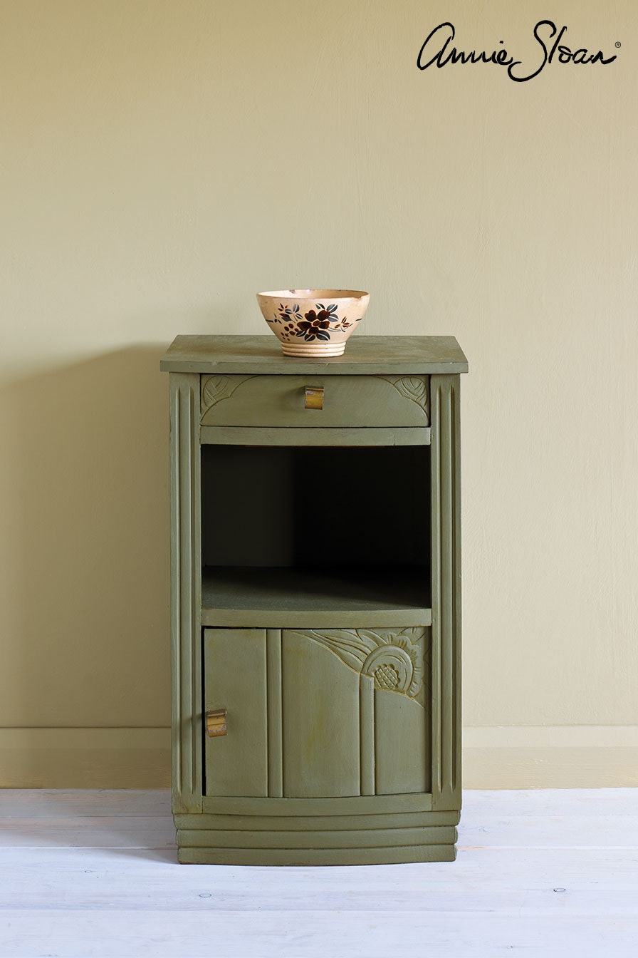 Annie Sloan Chalk paint Olive målad byrå skåp interiör Glada ungmöns diversehandel bild 13