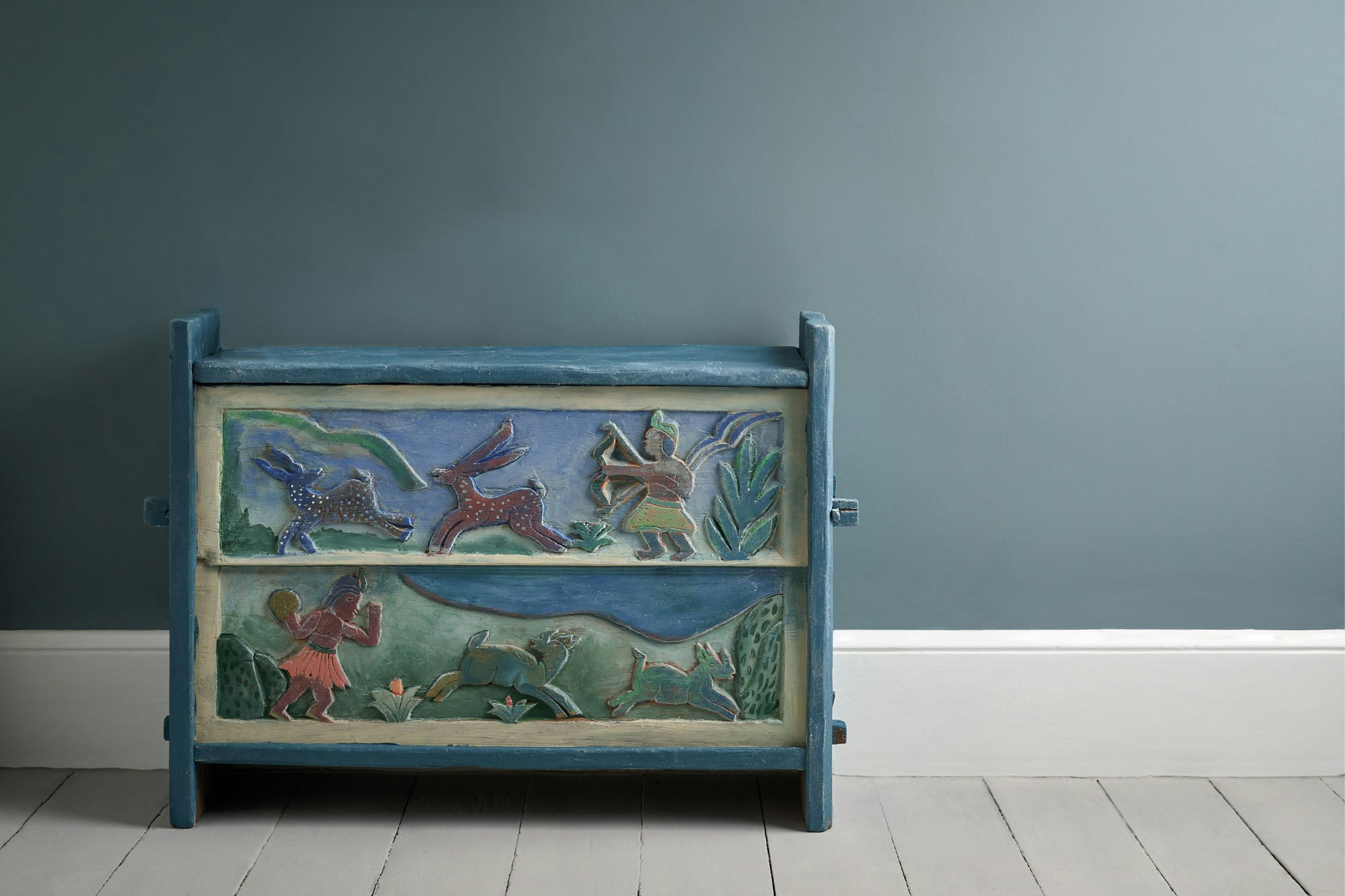Annie Sloan Wall Paint Cambrian Blue väggfärg interiör gråblå byrå glada ungmöns diversehandel 3