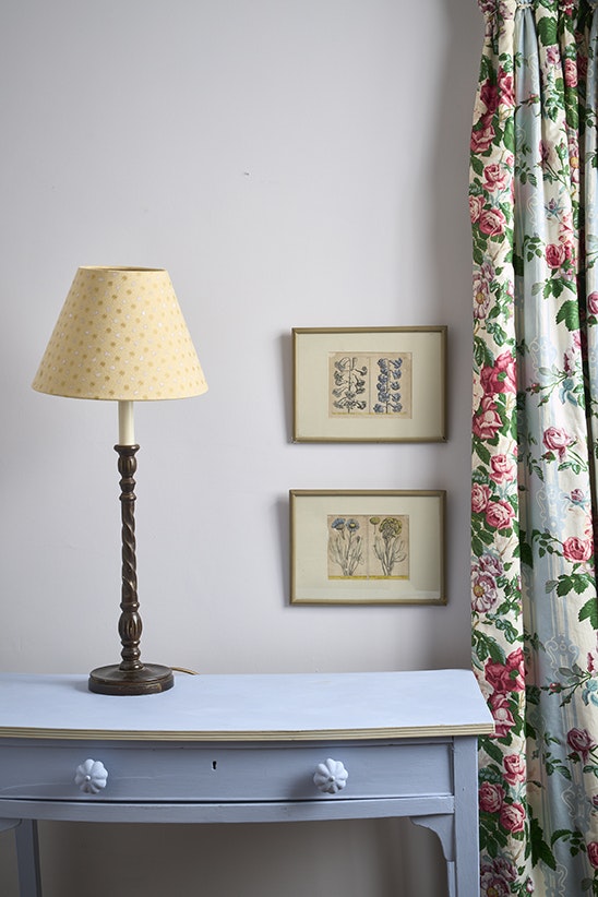 Annie Sloan Wall Paint Adelphi väggfärg grå interiör lampa tavlor glada ungmöns diversehandel 3