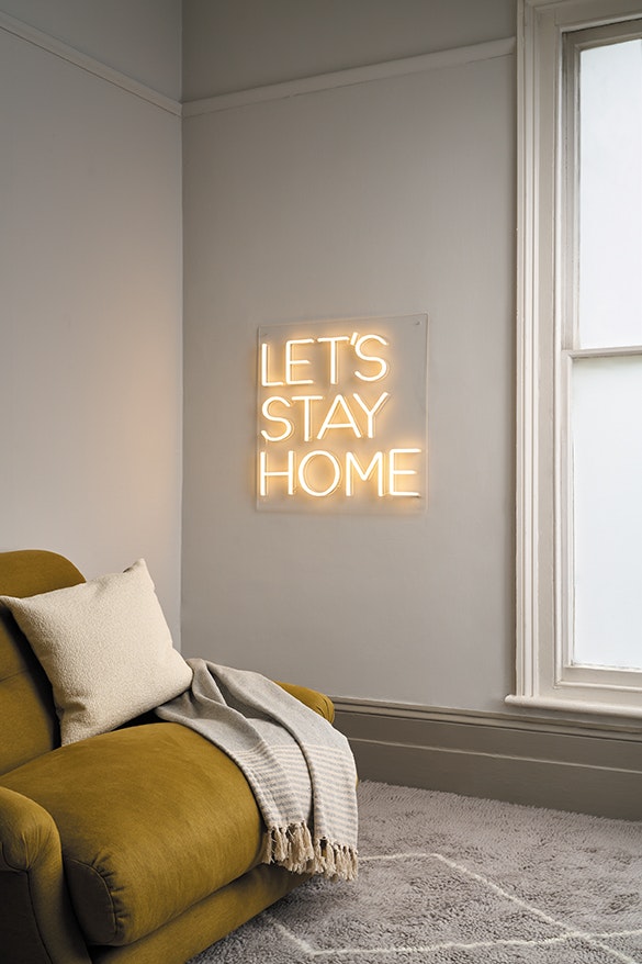 Annie Sloan Wall Paint Doric väggfärg grå vit interiör lampa kudde glada ungmöns diversehandel 3