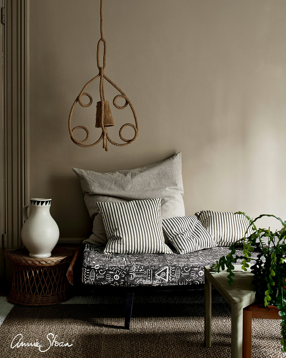 Annie Sloan Wall Paint  French Linen väggfärg brun grå interiör glada ungmöns diversehandel 6