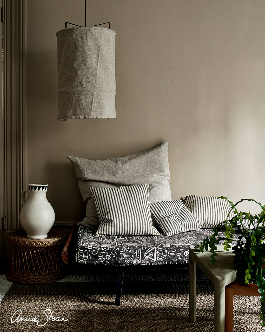 Annie Sloan Wall Paint  French Linen väggfärg brun grå interiör glada ungmöns diversehandel 7
