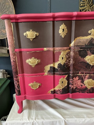 Byrå läckert målad i mörkrosa brunt och vinröd med detaljer i guld.