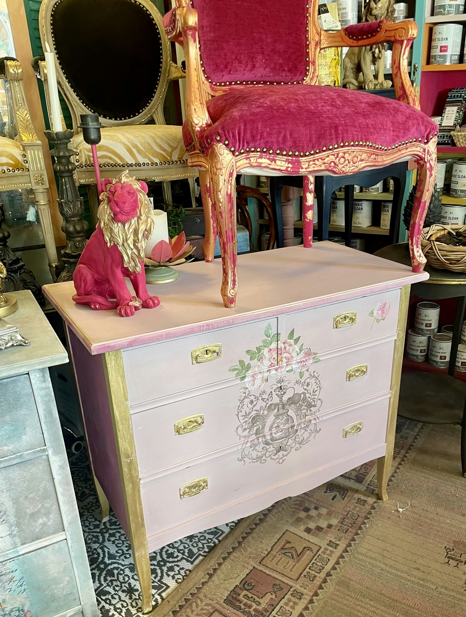 Ljuvlig byrå i rosa med rosor.