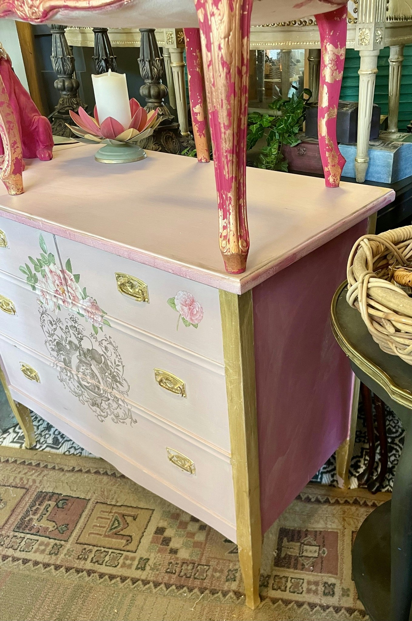 Ljuvlig byrå i rosa med rosor.