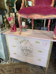 Ljuvlig byrå i rosa med rosor.