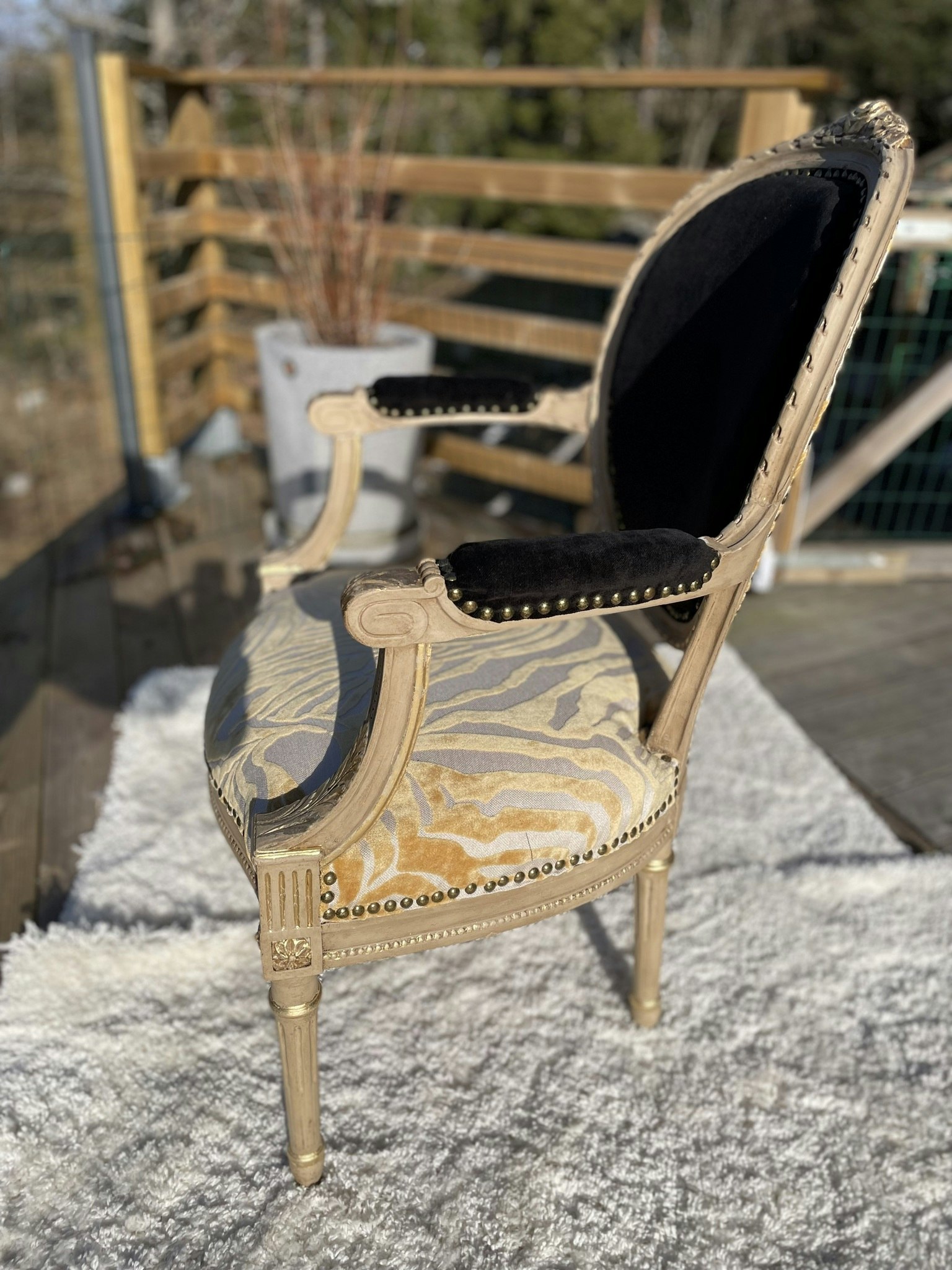 Eleganta stolar i svart och zebra samt med gulddetajer
