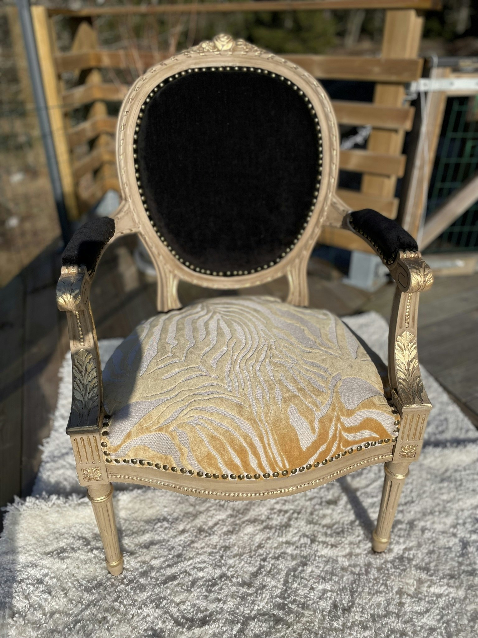 Eleganta stolar i svart och zebra samt med gulddetajer
