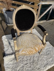 Eleganta stolar i svart och zebra samt med gulddetajer