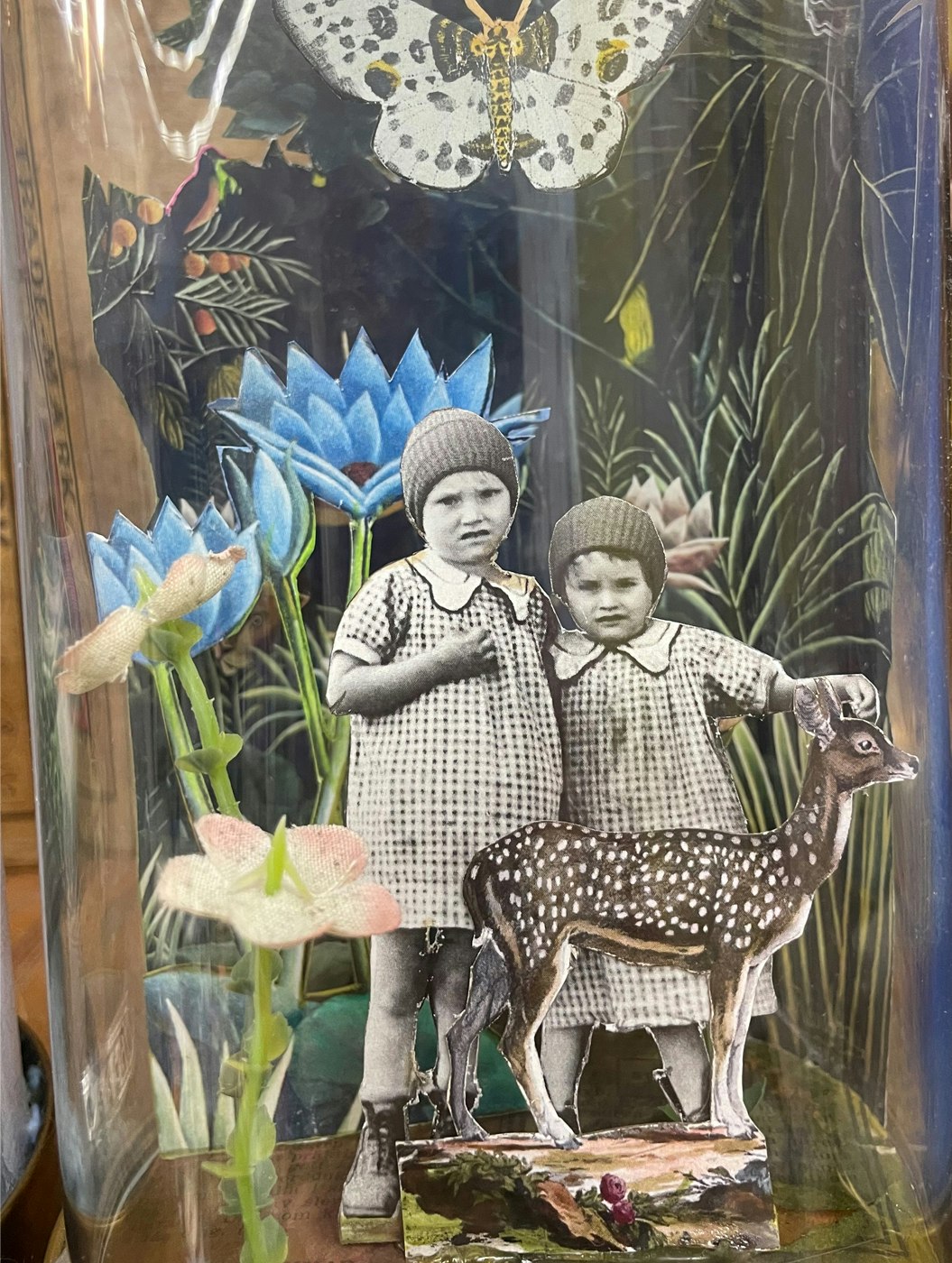 flickor, rådjur, bambi, lejon, djungel blommor, pappersblommor, bakgrundsbild, glaskupol, bilder bakom glas