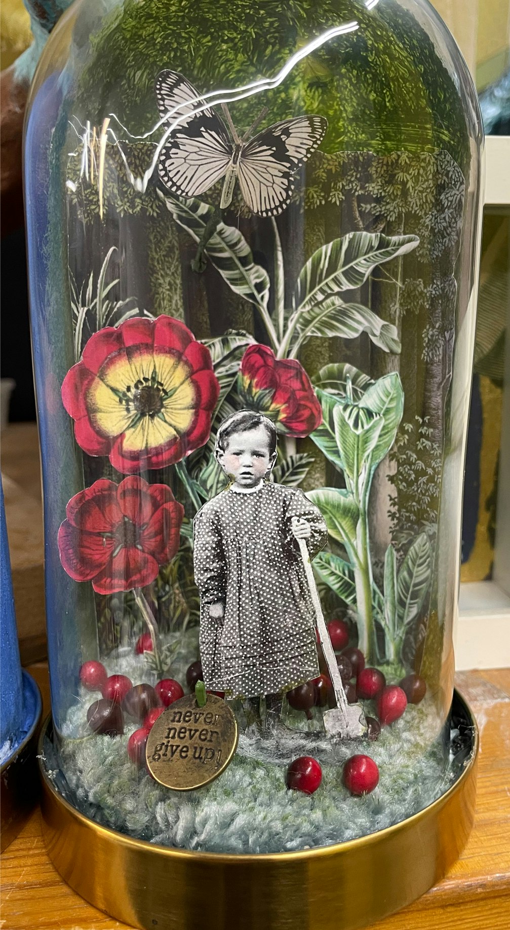 flicka med spade, gräva, blommor, pappersblommor, bakgrundsbild, glaskupol, bilder bakom glas