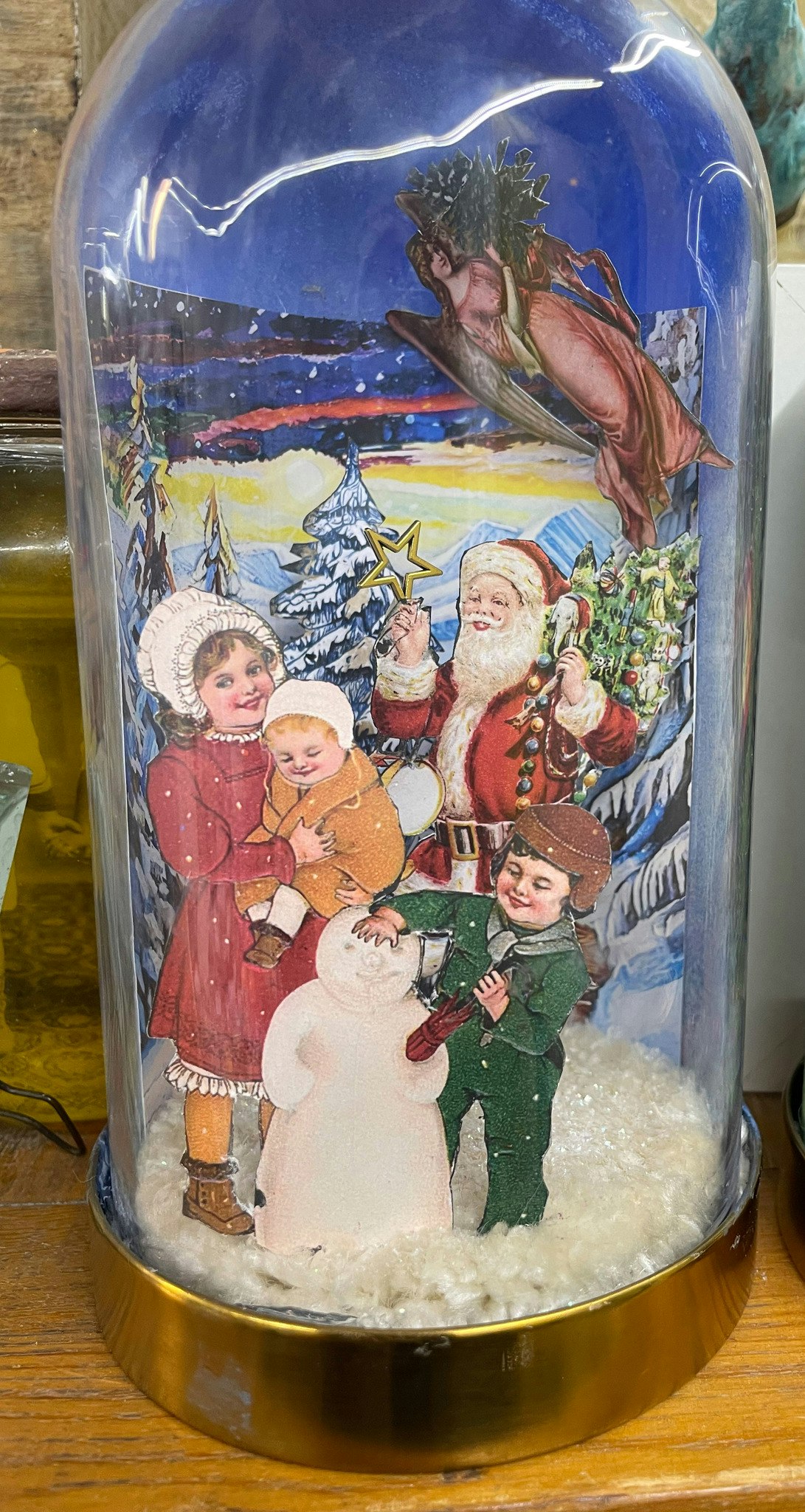 julmotiv, tomte, mamma och barn, snögubbe, snöiga granar, vinterlandskap