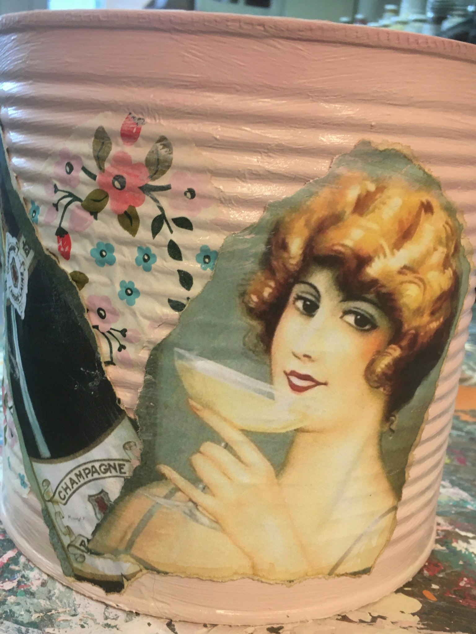 Rostiga och målade burkar, burk med etikett, bild på burk, decoupage, kurs, kvinna, flaska