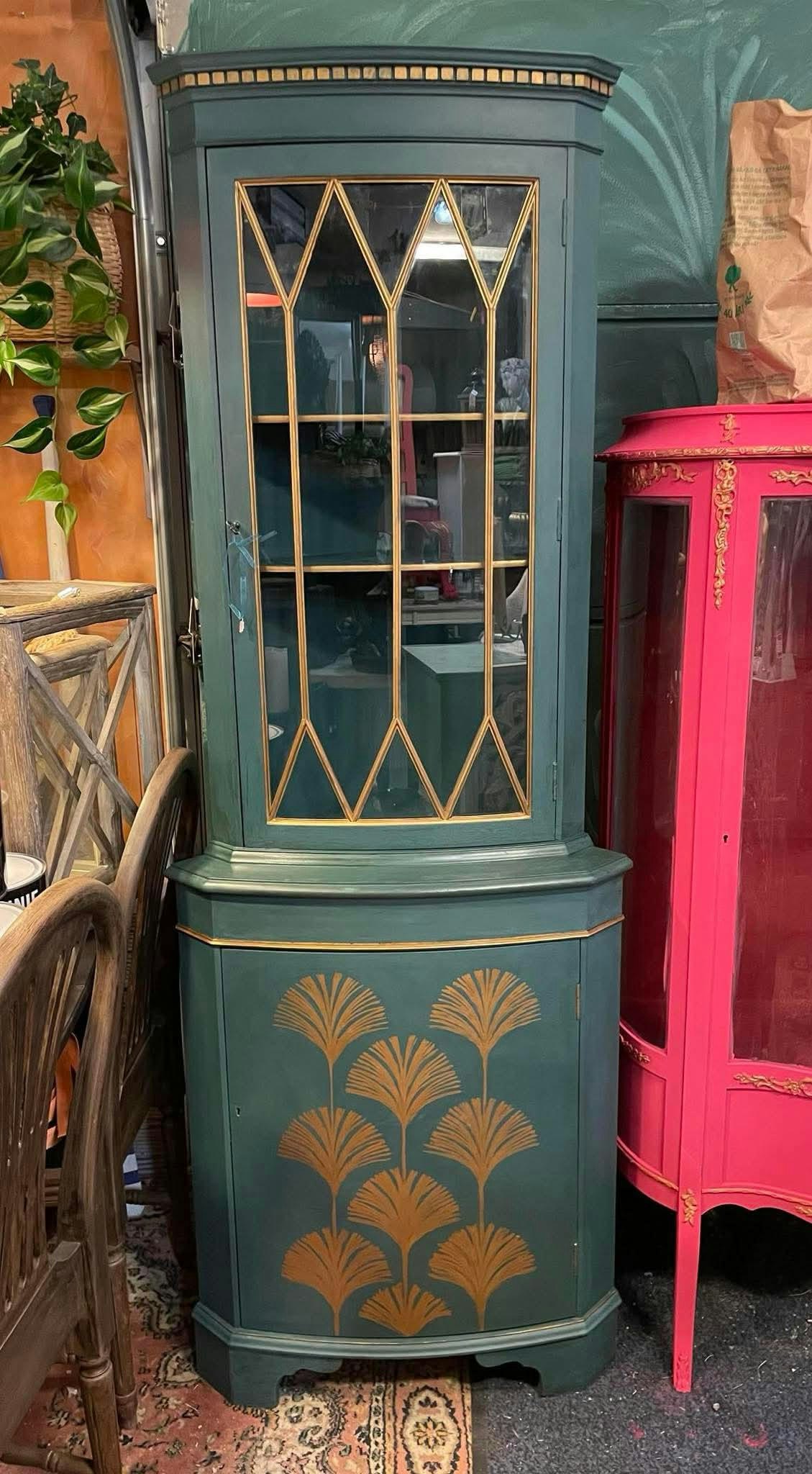 annie sloan, chalkpaint, helena zander, hörnskåp, dekorerat, målad möbel, dekorationsmåleri, aubusson blue, amsterdam green, florence, guld