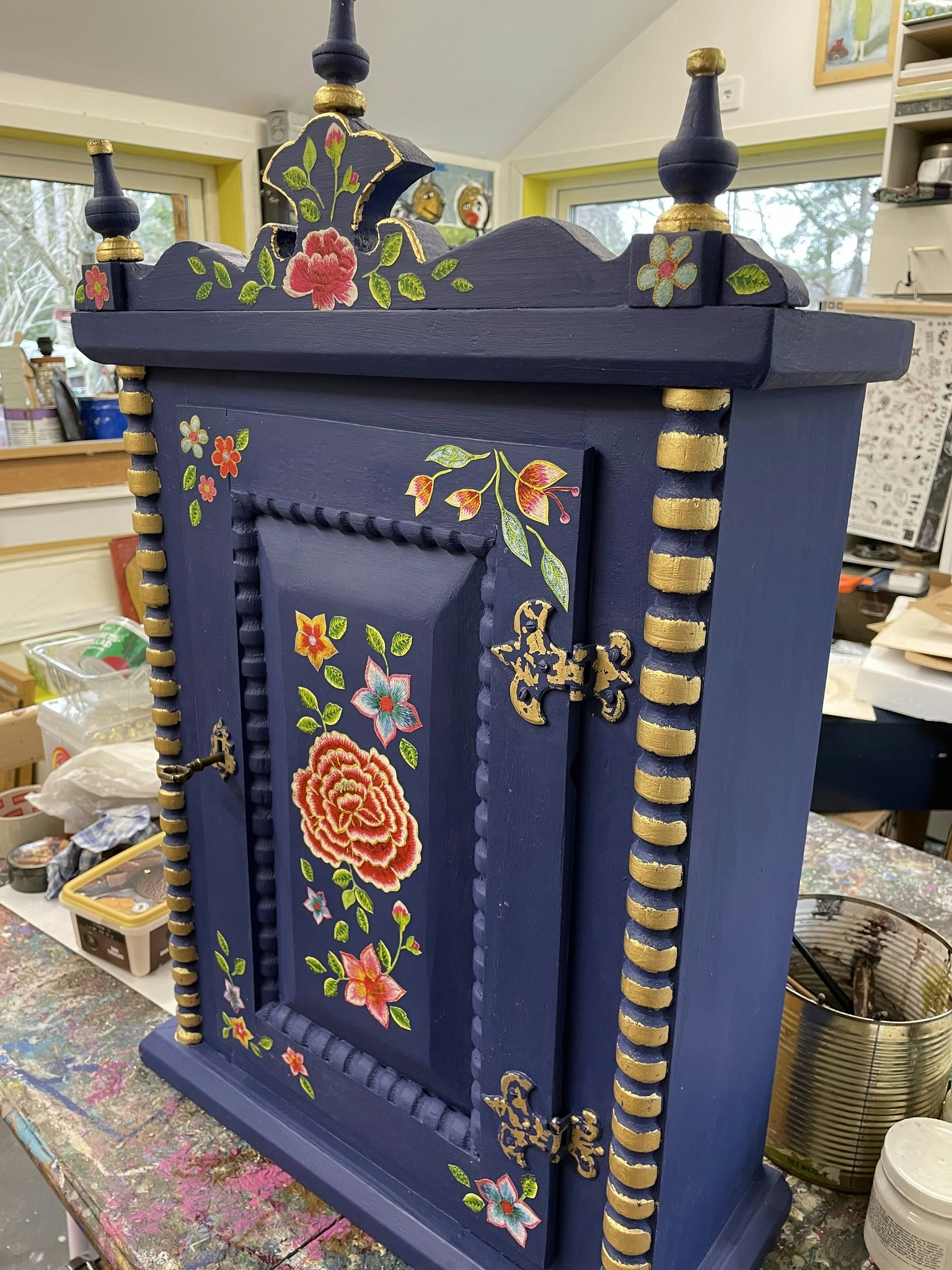 blått skåp, handmålat, tapet, napoleonic blue, annie sloan, chalk paint, bladmetall, guld