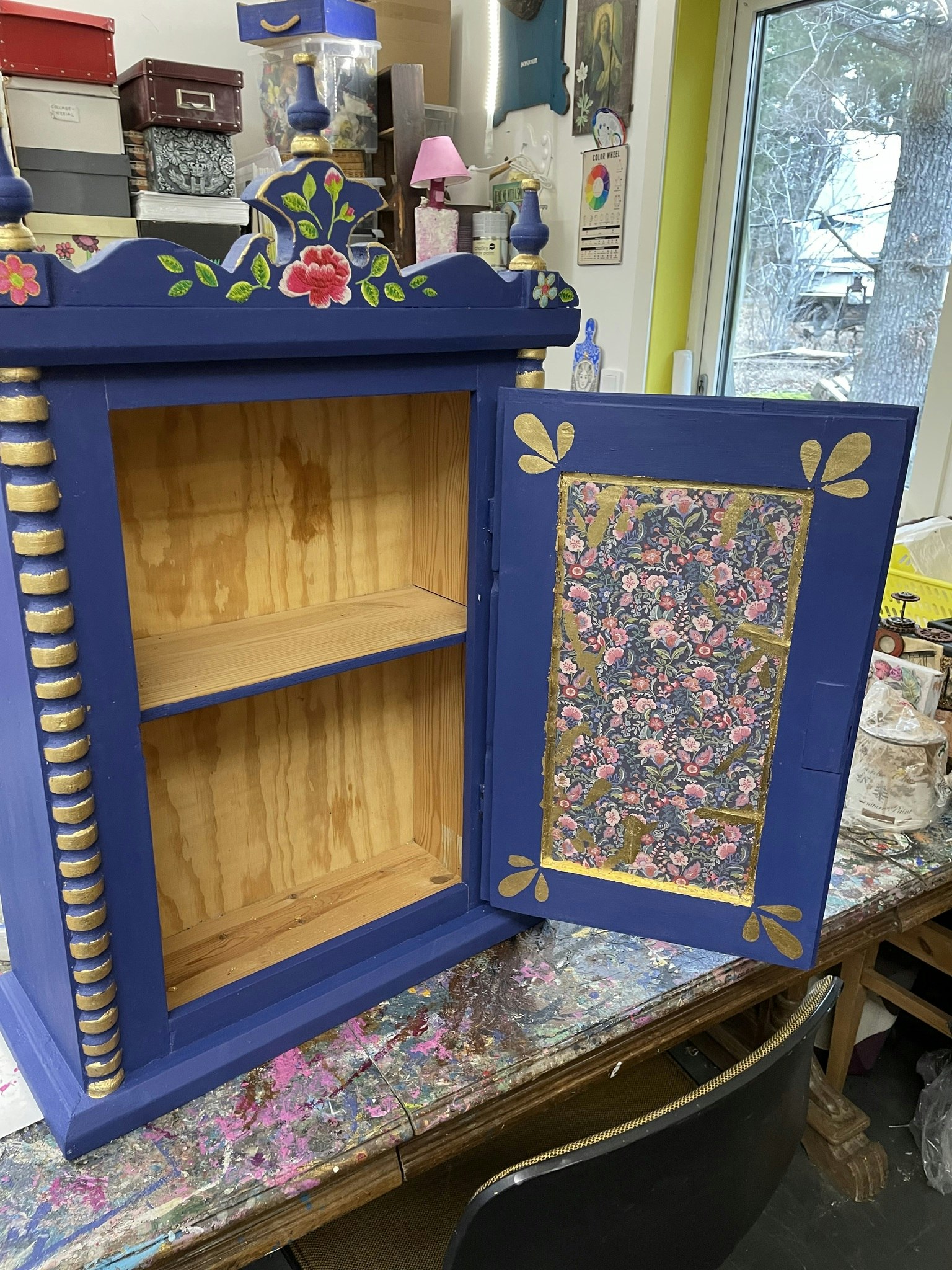 blått skåp, handmålat, tapet, napoleonic blue, annie sloan, chalk paint, bladmetall, guld, öppen dörr
