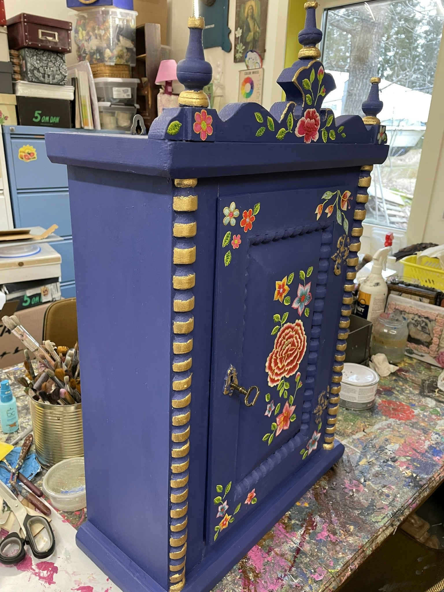 blått skåp, handmålat, tapet, napoleonic blue, annie sloan, chalk paint, bladmetall, guld