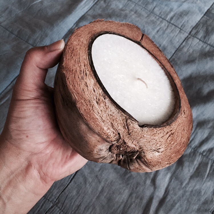 Stor kokosdoftljus i kokosnötskal