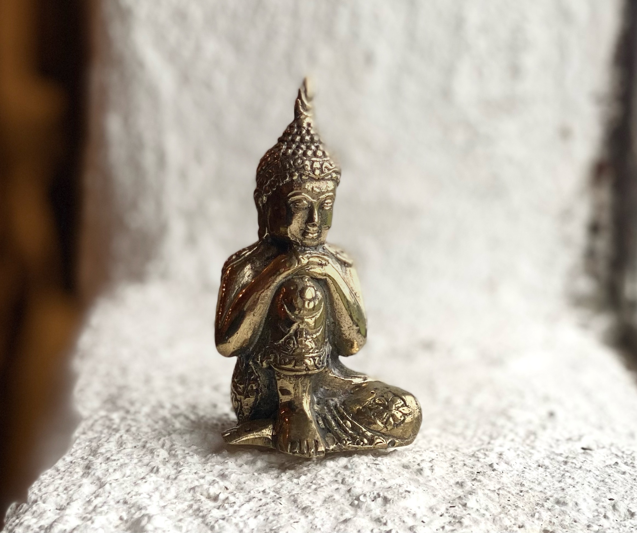 Buddha staty i guldfärgad brons