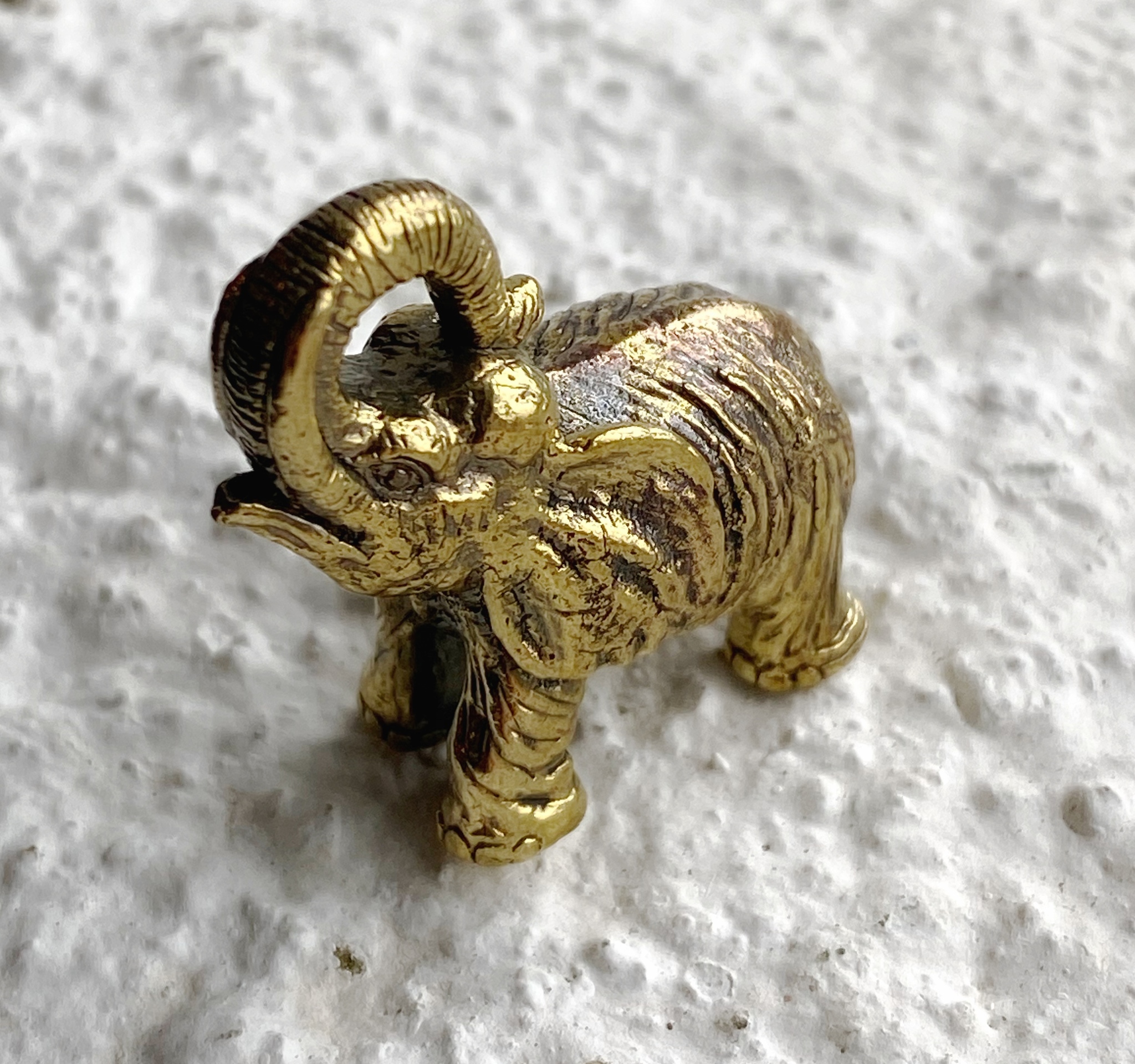Liten elefant i brons