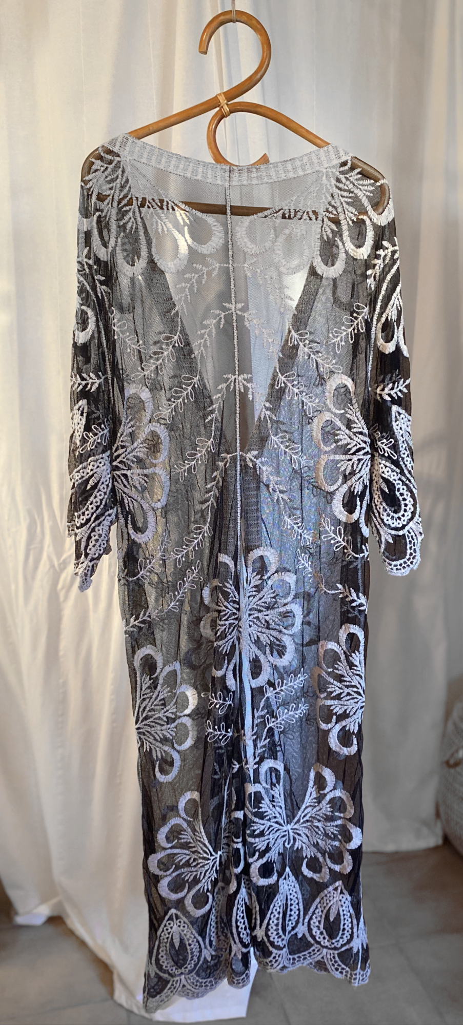 Svart, broderad kaftan