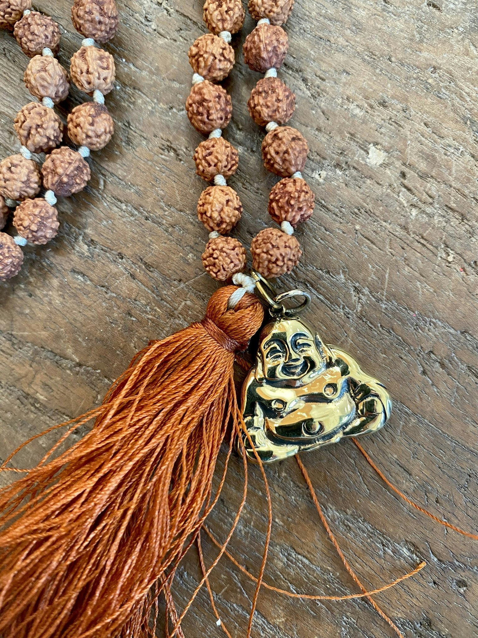 Mala med skrattande Buddha i brons och rudraksha pärlor