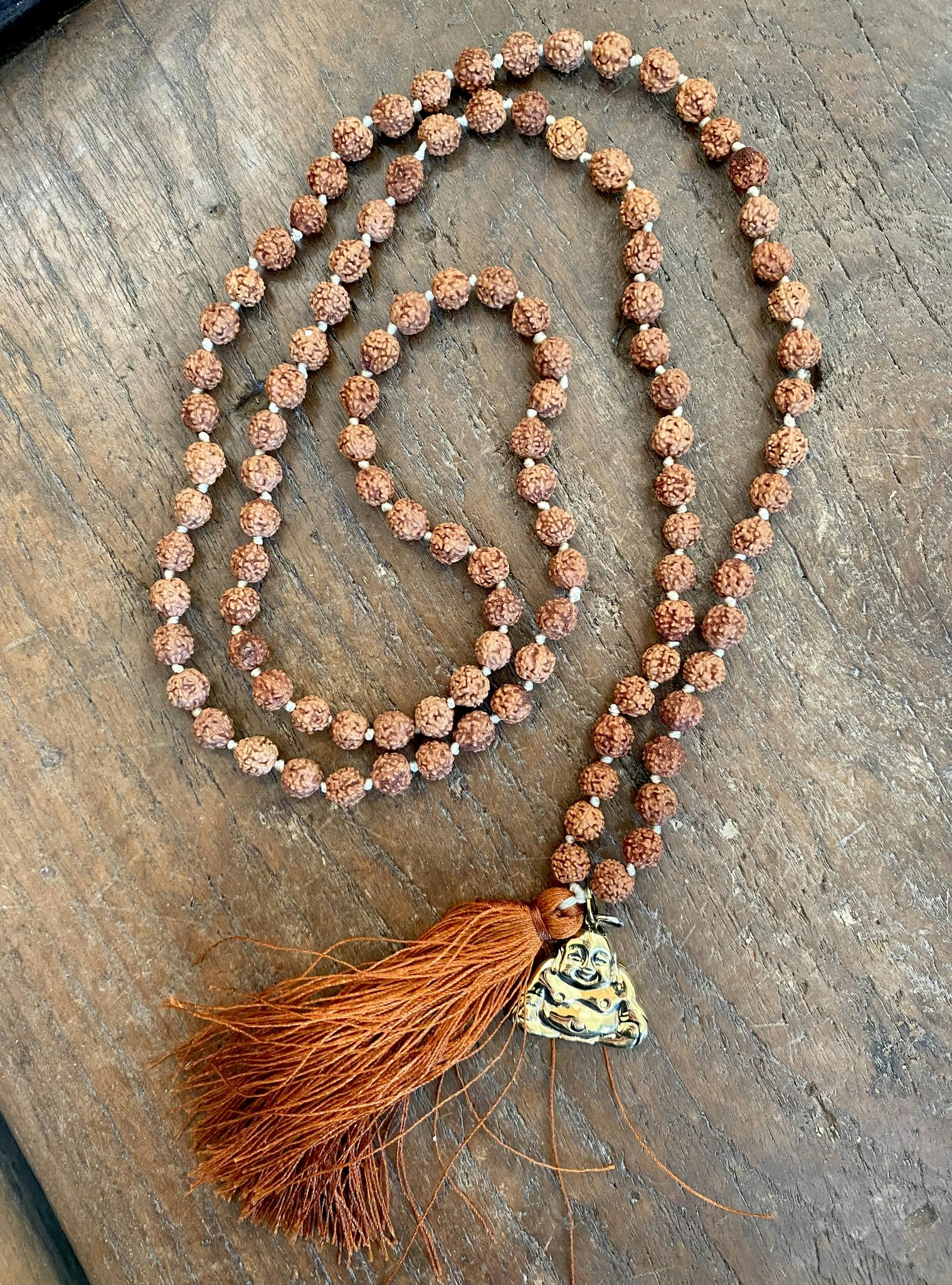 Mala med skrattande Buddha i brons och rudraksha pärlor