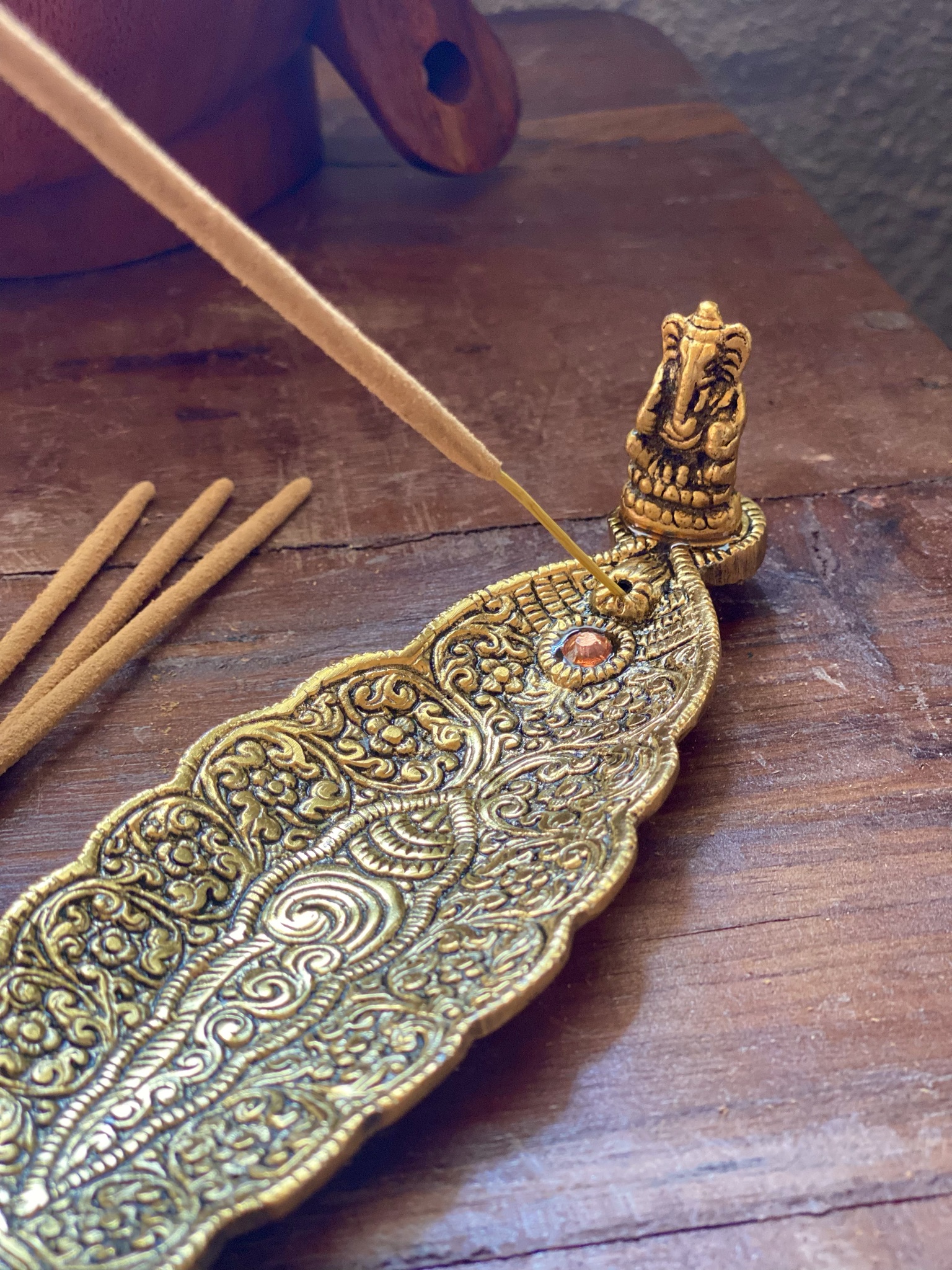 Rökelsehållare i guld med Ganesha
