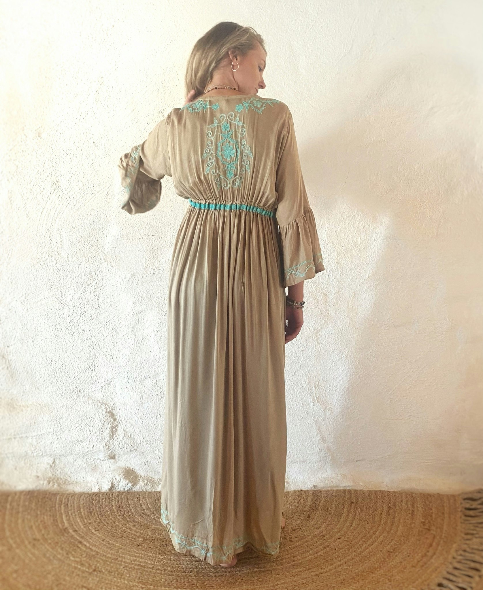 Handbroderad kaftan sand