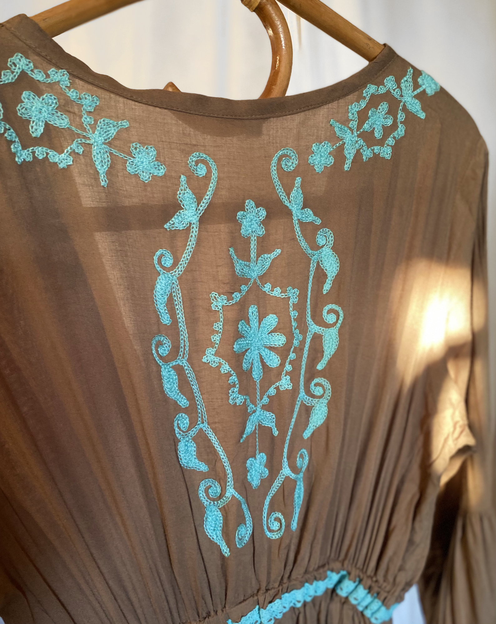 Handbroderad kaftan sand