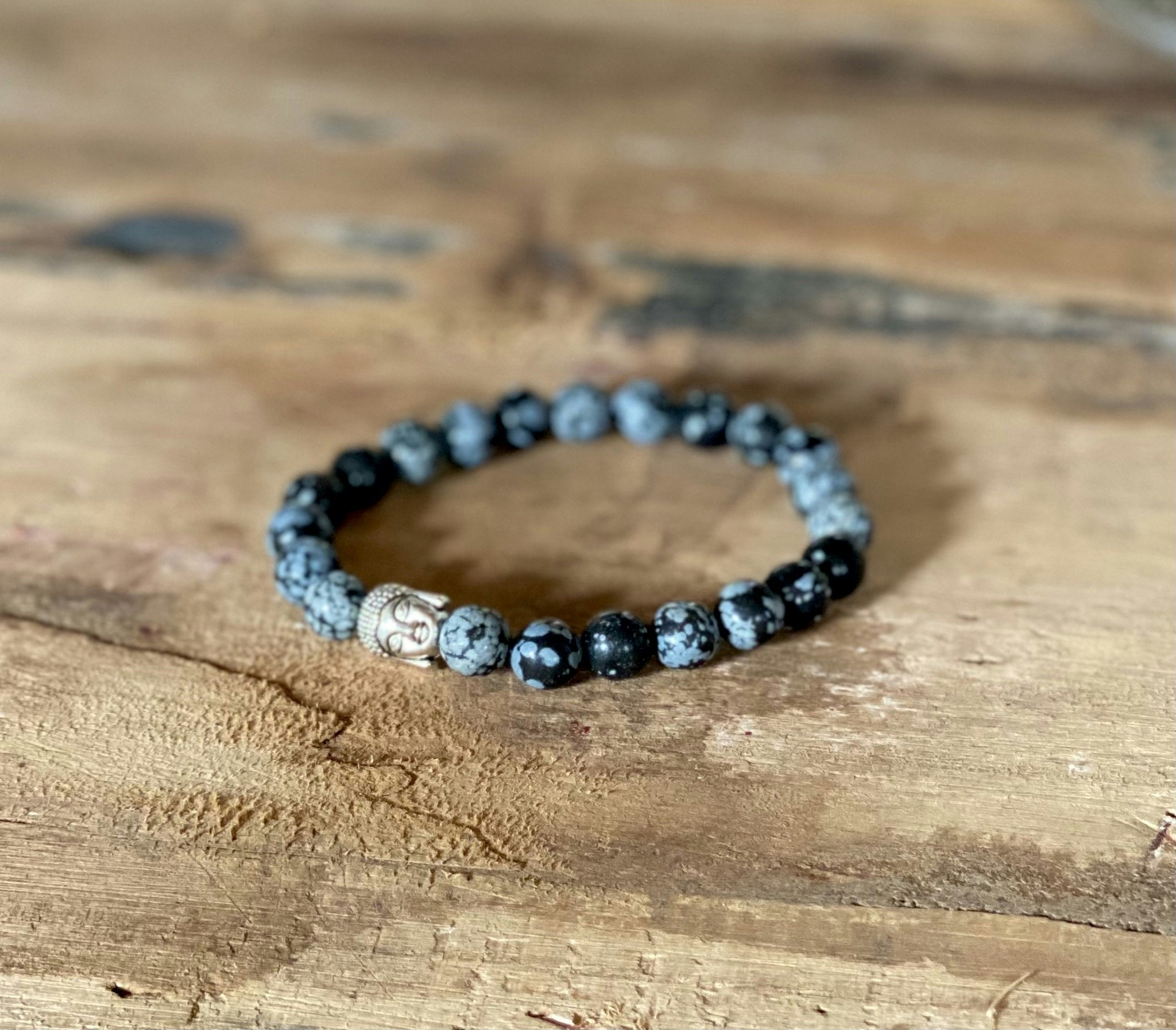 Armband med snöflingeobsidian och Buddha