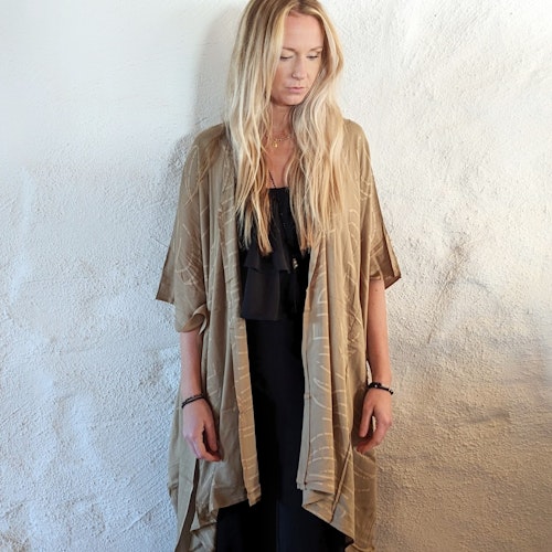 Moonphase poncho sand