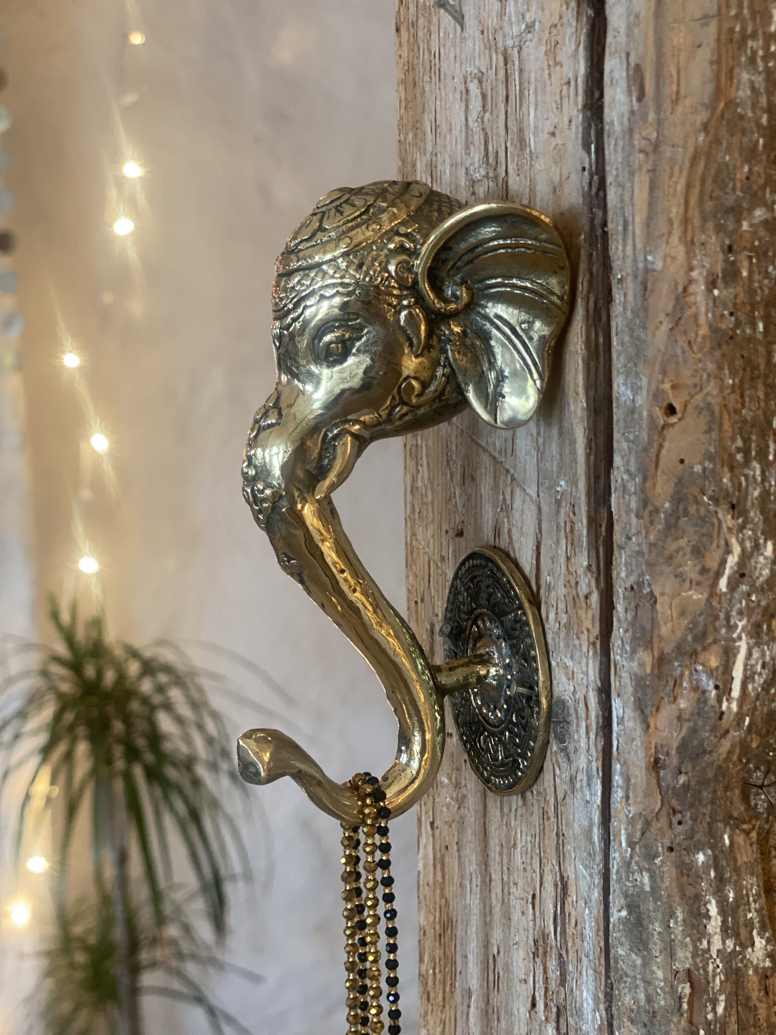 Elefant krok i guldfärgad brons