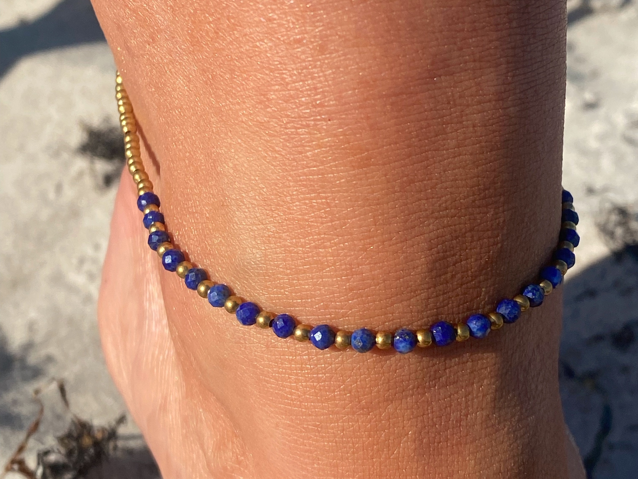Fotlänk med pärlor av mässing och lapis lazuli