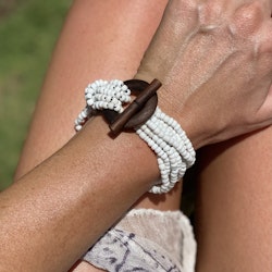 Armband med detalj i trä vit