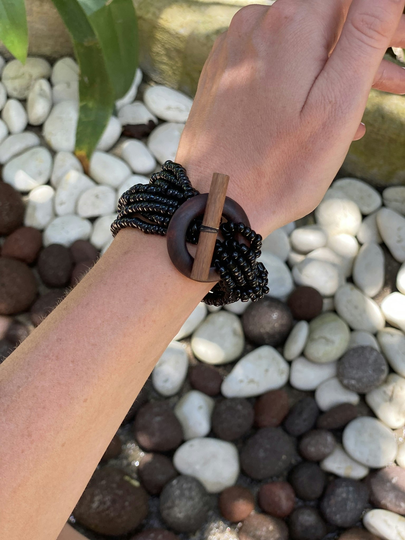Armband med detalj i trä svart - Tika